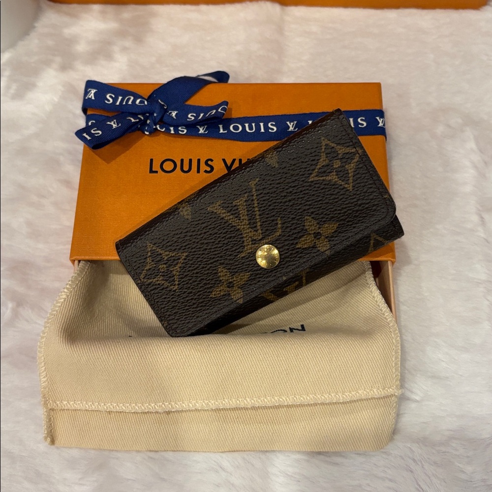 Louis Vuitton Authentic Monogram Canvas Key Case - Picture 9 of 9